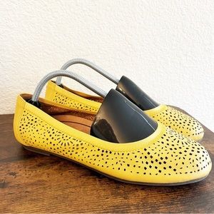 Vionic Robyn Women's Comfort Flat Yellow Perforated Women’s Size 9.5 Fall Easter
